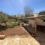 Traditional House With Fresh Vegetables Garden Pigadhákia