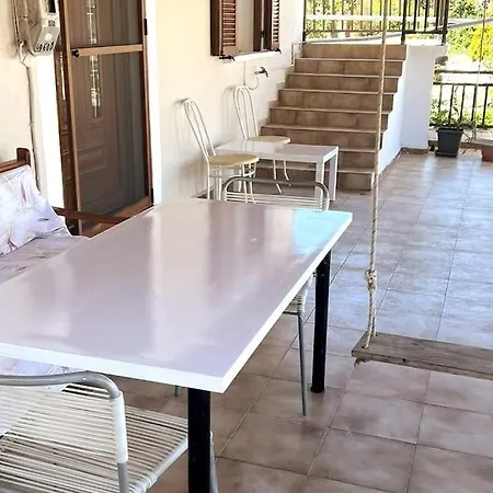 Traditional House With Fresh Vegetables Garden Pigadhákia