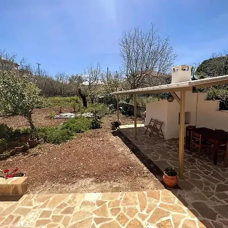 Traditional House With Fresh Vegetables Garden Pigadhákia