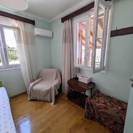 Traditional House With Fresh Vegetables Garden Feriehus