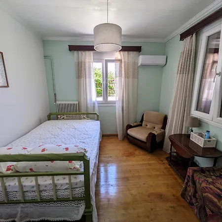 Traditional House With Fresh Vegetables Garden Pigadhákia