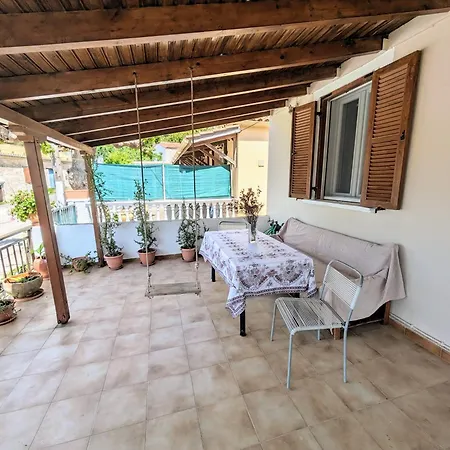 Traditional House With Fresh Vegetables Garden Pigadhákia