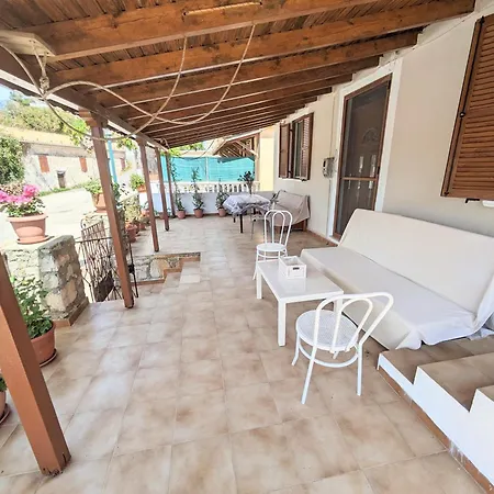 Traditional House With Fresh Vegetables Garden * Pigadhákia